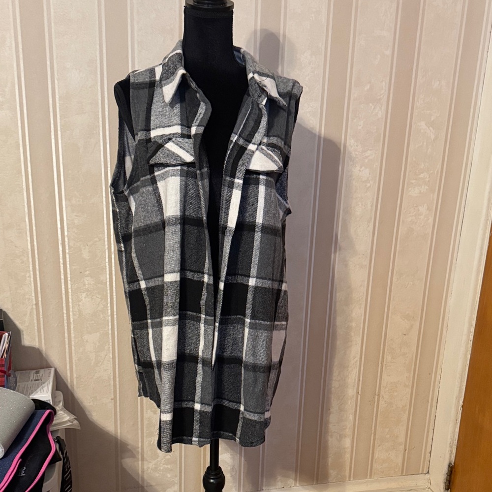 Stylish Black and Gray Plaid Sleeveless Vest